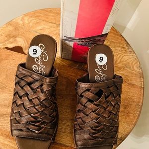 Women size 9m wedge sandal 2 inches